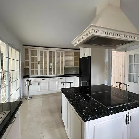 6 Bedroom Near Calahonda Villa