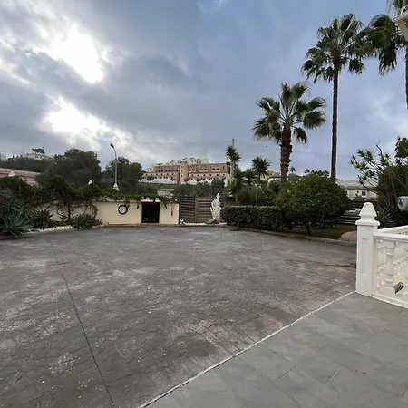 6 Bedroom Near Calahonda Villa *