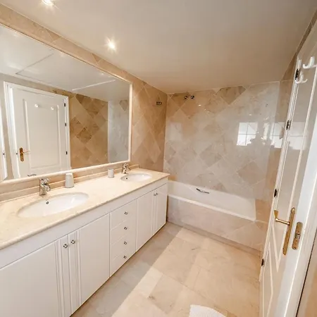 6 Bedroom Near Calahonda *
